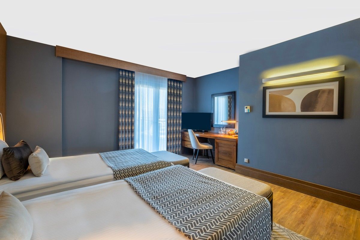 Senior Suite – Land View