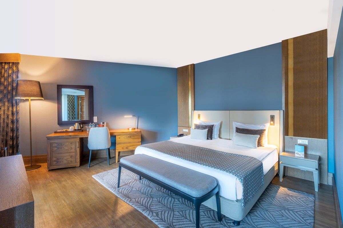 Senior Suite – Land View